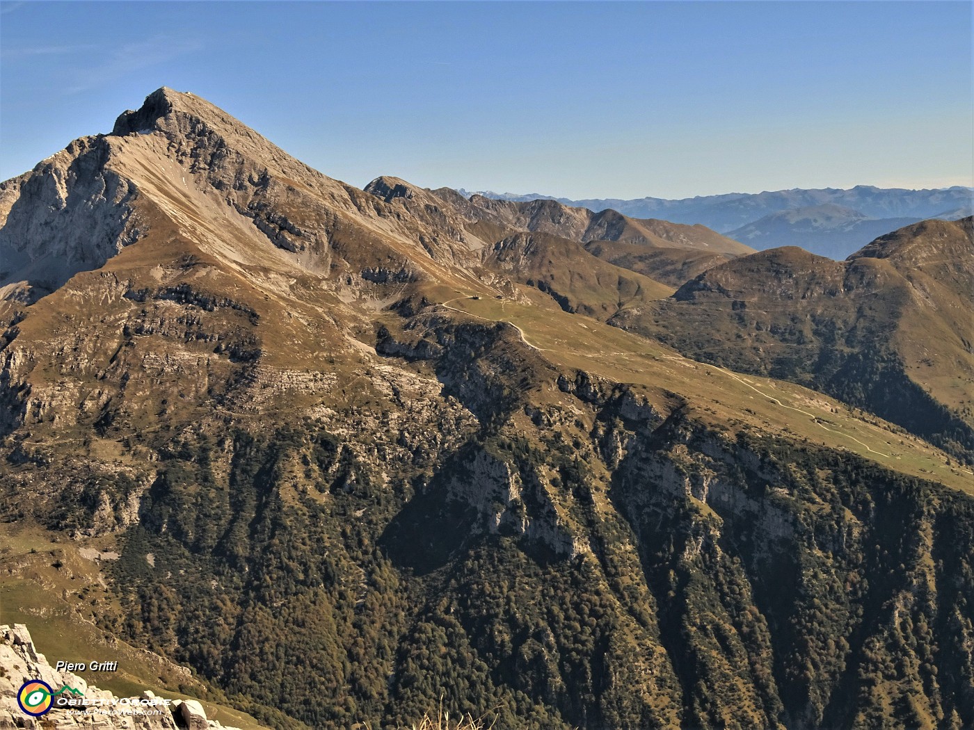 31 Zoom sul Pizzo Arera (2512 m) versante sud-ovest.JPG